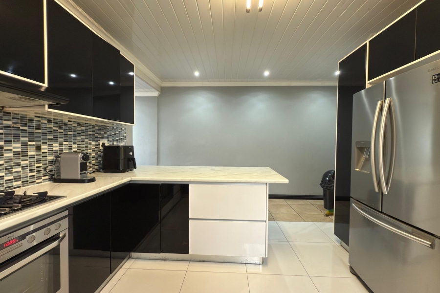 2 Bedroom Property for Sale in Kensington Western Cape